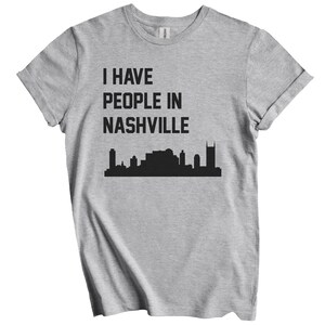 Camiseta &quot;Tengo gente en Nashville&quot; - Camiseta con el horizonte de Nashville, Tennessee