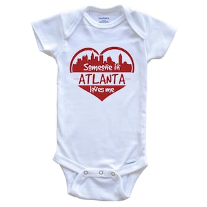 Quelqu&#39;un m&#39;aime à Atlanta Body bébé Atlanta Georgia Skyline Heart