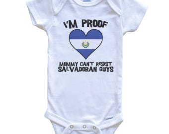 Ich bin Beweis Mama kann nicht Salvadorian Guys El Salvador Flagge Herz Baby Bodysuit - niedlicher einteiliger Babybodysuit nicht widerstehen