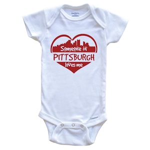 Someone in Pittsburgh Loves Me Pittsburgh Pennsylvania Skyline Heart   Baby Bodysuit