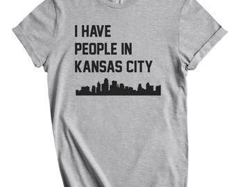 Camiseta "Tengo gente en Kansas City" - Camiseta con el horizonte de Kansas City, Kansas