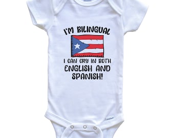 Body de bebé bilingüe con la bandera de Puerto Rico. Puedo llorar tanto en inglés como en español.
