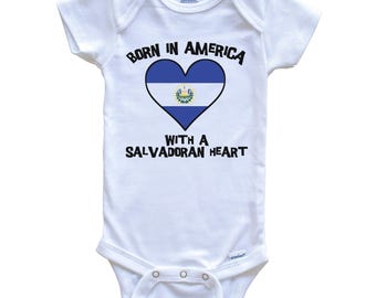 Geboren in Amerika mit einem Salvador-Herz-Babybody El Salvador Flaggen-Babybodysuit