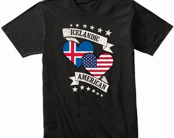 Könnte beinhalten: Schwarzes T-Shirt mit einem abgenutzten weißen Banner mit der Aufschrift "Icelandic American" mit einer Herzform der isländischen Flagge und einer Herzform der amerikanischen Flagge.