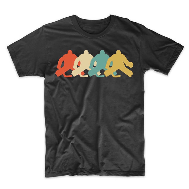 Pode incluir: Uma camiseta preta com um gr&aacute;fico de estilo retro de quatro goleiros de h&oacute;quei em linha. Os goleiros est&atilde;o em silhueta vermelha, laranja, azul e verde.