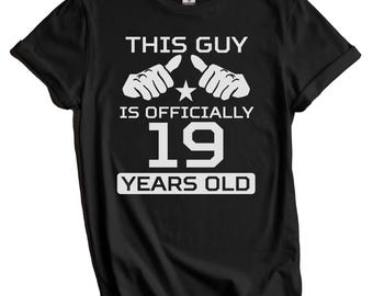 Camiseta de 19.º cumpleaños: ¡Este chico cumple oficialmente 19 años! Divertida camiseta de cumpleaños para hombre. Camiseta de fiesta de 19.º cumpleaños, regalo de 19.º cumpleaños.