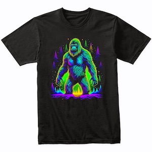 T-shirt art psychédélique Bigfoot Sasquatch - chemise arc-en-ciel aquarelle lumineuse colorée vibrante - idée cadeau cryptozoologie