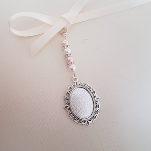 Bouquet da sposa con ciondolo fotografico, medaglione per bouquet, cornice per foto, ciondolo ovale in argento, 2 perle rosa pallido, 2 perle avorio, coperchio in vetro, sacchetto regalo