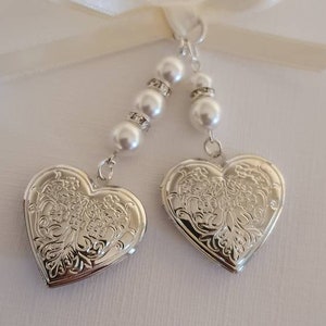 Ciondolo a forma di bouquet da sposa, ciondolo a forma di bouquet da sposa, ciondolo con foto, ciondolo a forma di cuore ovale doppio in argento con rilievo, perle bianche e sacchetto regalo in organza.