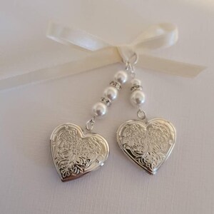 Dije de foto de ramo de novia, medallones de corazón con doble relieve, elección de perlas.