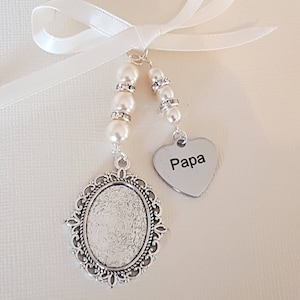 Ciondolo ovale a forma di bouquet da sposa con cuore &quot;personale&quot;, perle, coperchio in vetro e sacchetto regalo – Ricordo nuziale