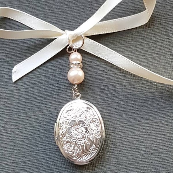 Pendentif photo pour bouquet de mariée, breloque pour la mariée, médaillon ovale en argent, perles roses pâles et pochette cadeau en organza