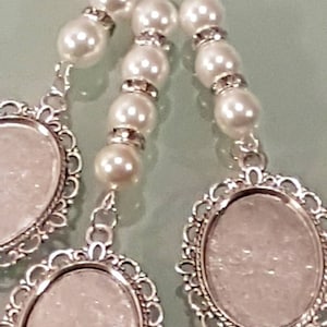 Ciondolo a forma di triplo bouquet da sposa, ciondolo con cornice per foto, ciondolo da sposa, medaglione ovale in argento con perle avorio, coperture in vetro e sacchetto regalo in organza.