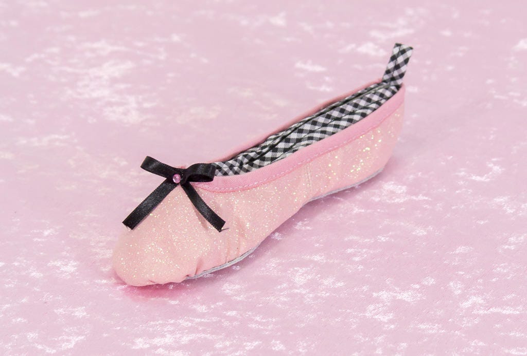 Trousse Rose Pailletté Dans Une Véritable 1/2 Pointe de Danse Pailletée.