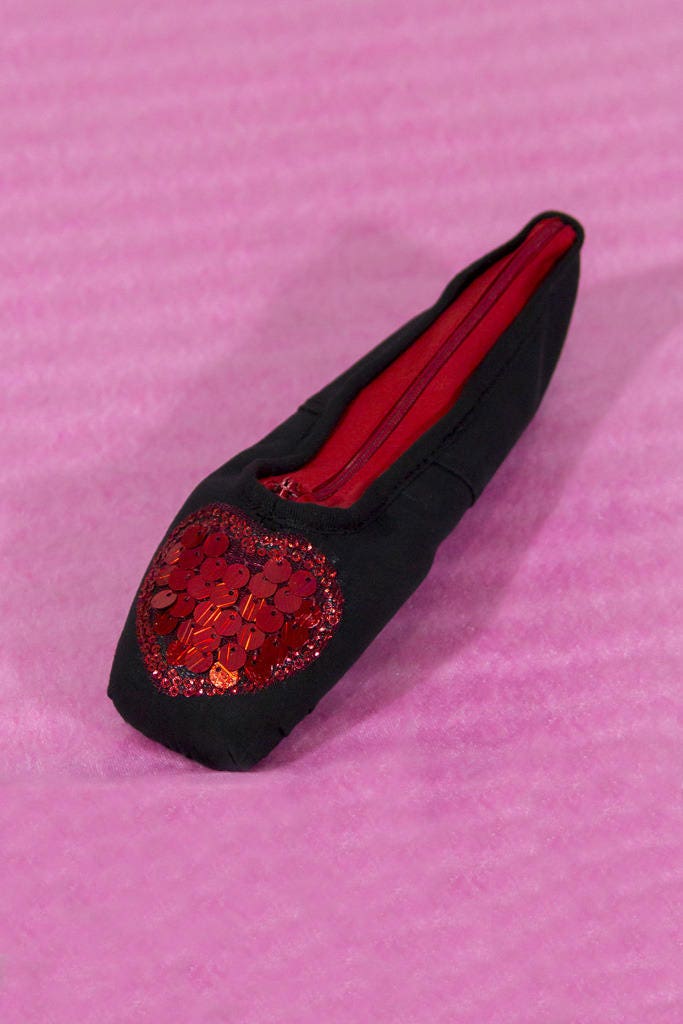 Trousse Noire avec Coeur Rouge Pailletté Dans Un Véritable Chausson de Danse.