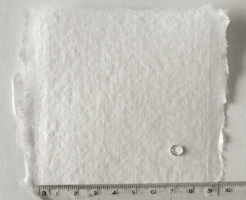 10 Blatt handgeschöpftes, quadratisches Papier, ca. 9 cm x 9 cm, ca. 170 g/qm, weißes Büttenpapier für Namenskärtchen Bild 3