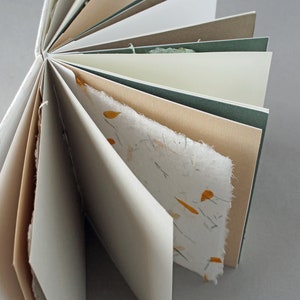 Notizbuch handgebunden, mit farbigem Zeichenkarton und handgeschöpftem Papier, ca. 12,5 cm x 15,5 cm, Geschenk image 8