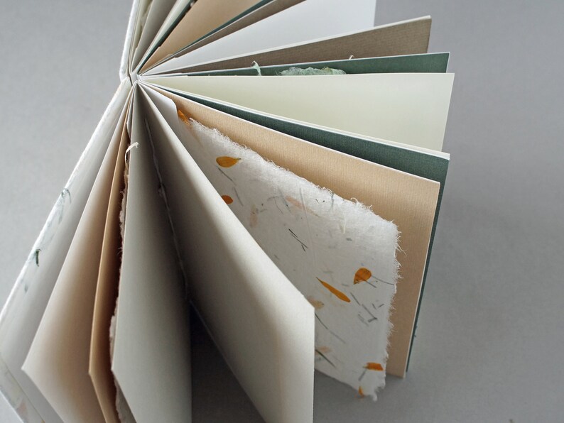 Notizbuch handgebunden, mit farbigem Zeichenkarton und handgeschöpftem Papier, ca. 12,5 cm x 15,5 cm, Geschenk Bild 8