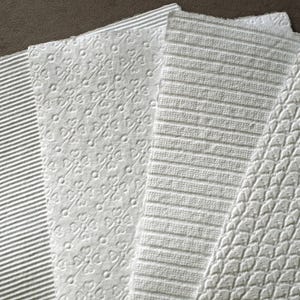 4 Blatt handgeschöpftes Papier ca. A4, weißes Prägepapier, Bastelpapier mit Prägestruktur