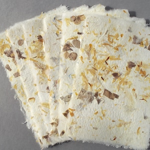6 Blatt, ca. A5, handgeschöpftes Papier mit Blüten, Blütenpapier, Bastelpapier