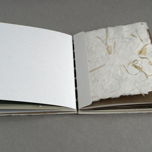 Notizbuch handgebunden, mit farbigem Zeichenkarton und handgeschöpftem Papier, ca. 12,5 cm x 15,5 cm, Geschenk image 5