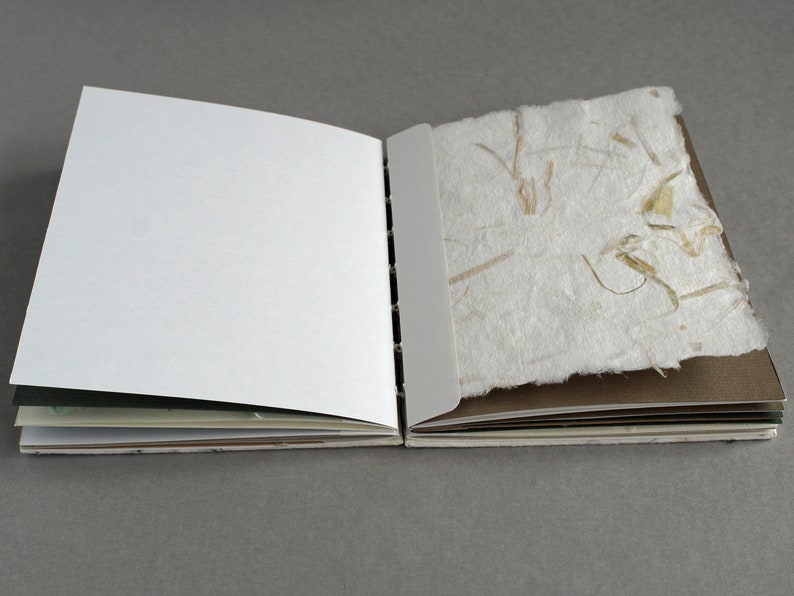 Notizbuch handgebunden, mit farbigem Zeichenkarton und handgeschöpftem Papier, ca. 12,5 cm x 15,5 cm, Geschenk image 5