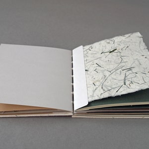 Notizbuch handgebunden, mit farbigem Zeichenkarton und handgeschöpftem Papier, ca. 12,5 cm x 15,5 cm, Geschenk image 4