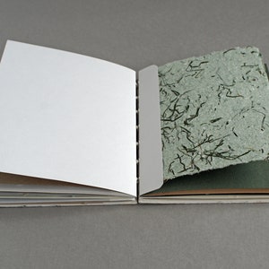 Notizbuch handgebunden, mit farbigem Zeichenkarton und handgeschöpftem Papier, ca. 12,5 cm x 15,5 cm, Geschenk image 6