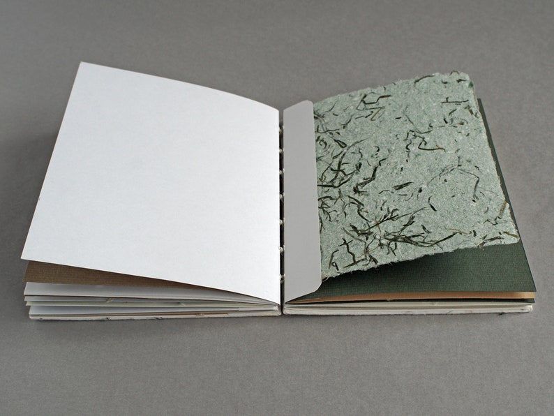 Notizbuch handgebunden, mit farbigem Zeichenkarton und handgeschöpftem Papier, ca. 12,5 cm x 15,5 cm, Geschenk image 6