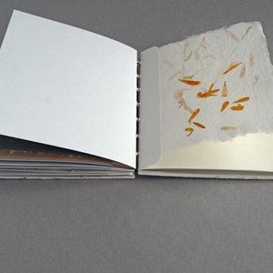 Notizbuch handgebunden, mit farbigem Zeichenkarton und handgeschöpftem Papier, ca. 12,5 cm x 15,5 cm, Geschenk image 7