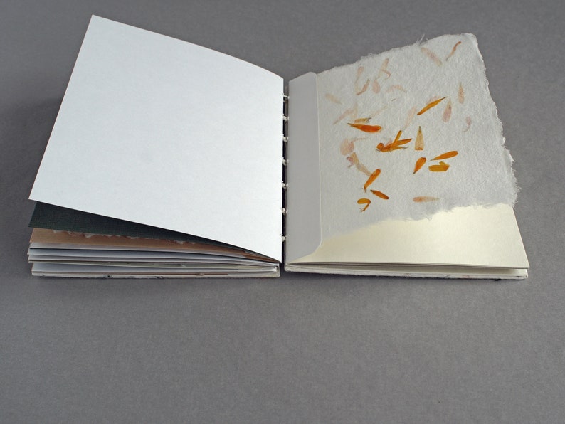 Notizbuch handgebunden, mit farbigem Zeichenkarton und handgeschöpftem Papier, ca. 12,5 cm x 15,5 cm, Geschenk Bild 7
