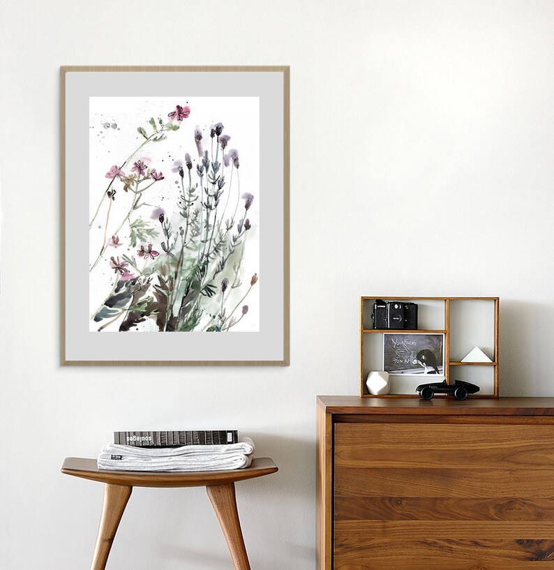 Puede incluir: Una pintura de acuarela de un ramo de flores silvestres moradas y rosadas en un marco blanco. Las flores est&aacute;n dispuestas en un estilo suelto y natural, y la pintura tiene un toque suave y rom&aacute;ntico.