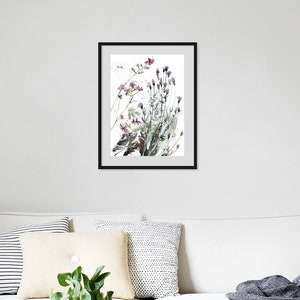 Puede incluir: Una pintura de acuarela enmarcada de un ramo de flores silvestres en tonos de rosa, morado y verde. Las flores est&aacute;n dispuestas en un estilo suelto y natural, y el fondo es un blanco suave.