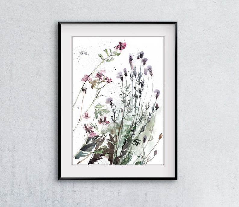 Puede incluir: Acuarela de un ramo de flores silvestres rosas y moradas con hojas y tallos verdes sobre un fondo blanco.