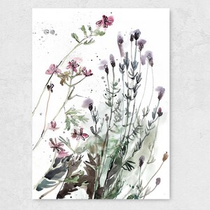 Puede incluir: Pintura acuarela de un ramo de lavanda y flores rosas con hojas y tallos verdes sobre un fondo blanco.