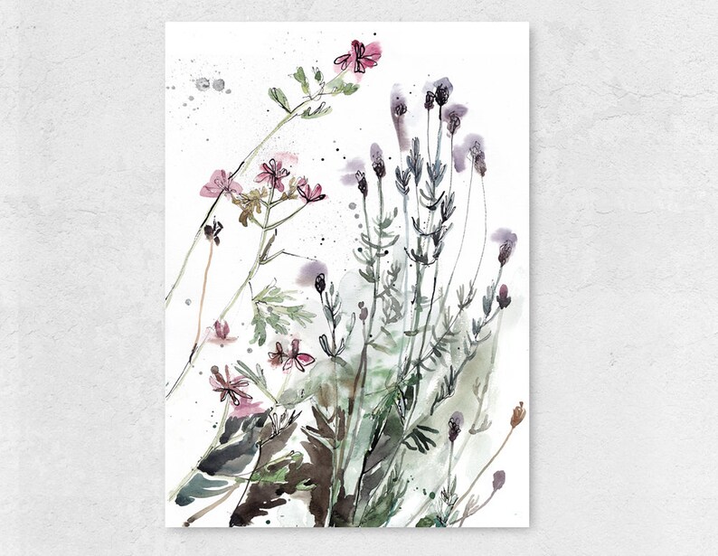 Puede incluir: Pintura acuarela de un ramo de lavanda y flores rosas con hojas y tallos verdes sobre un fondo blanco.