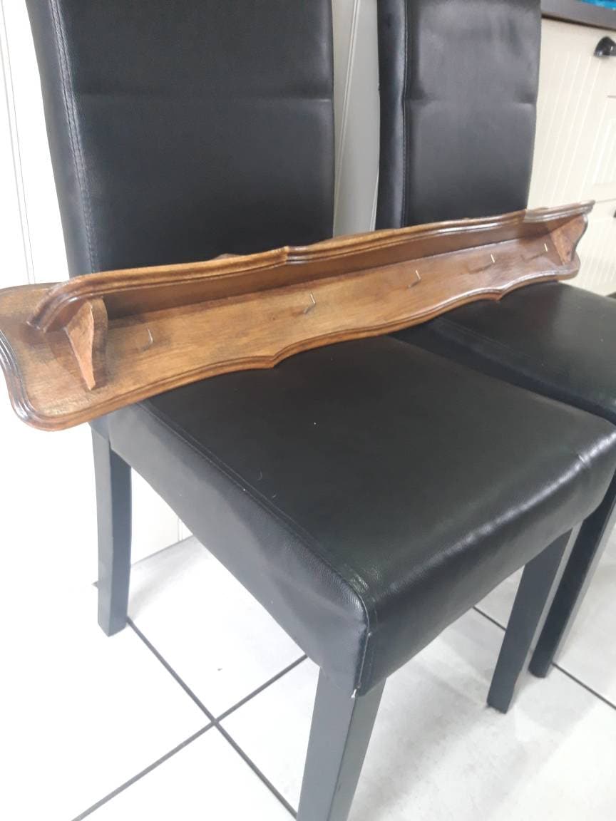 Le Pot en Bois de Français Cru et L'unité d'étagère Suspendue Casserole