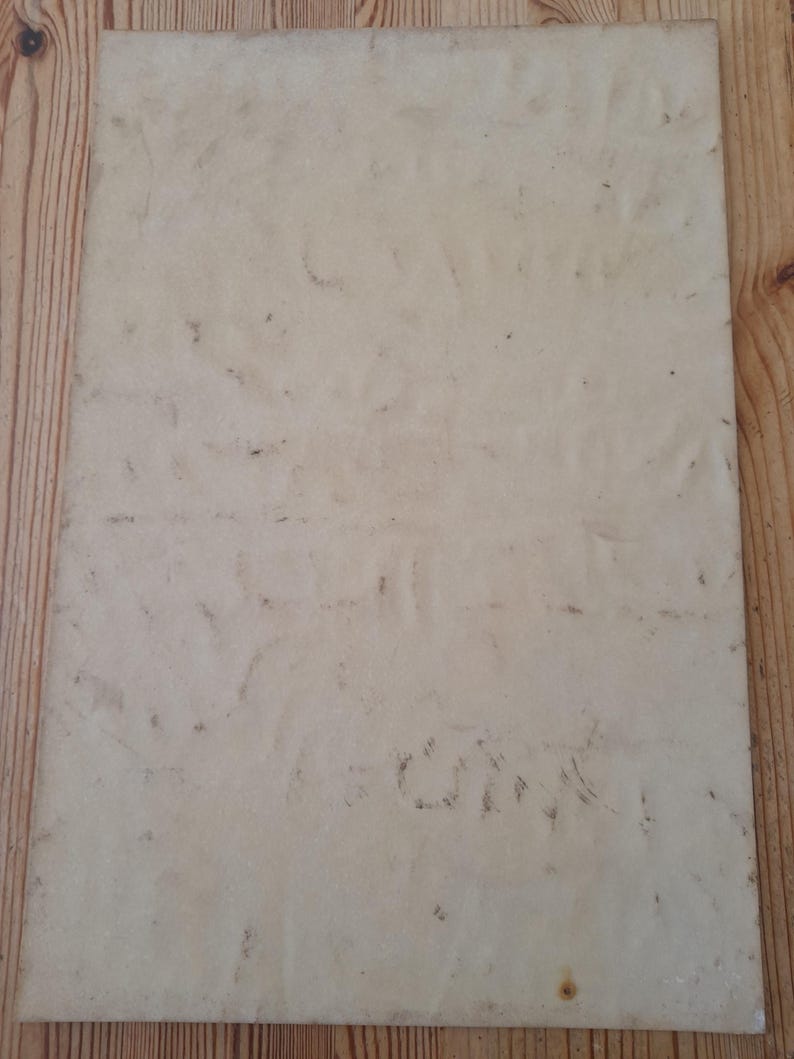 Pu&ograve; includere: Carta invecchiata, bianco sporco, con macchie e segni visibili. La carta ha una forma rettangolare e sembra essere d'epoca. La superficie mostra segni di usura, con alcune macchie scure e macchie.