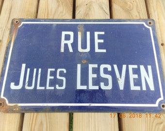 Insegna stradale francese d'epoca in smalto blu, Rue Jules Lesven.