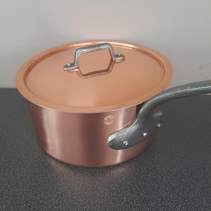 Grote, zo goed als nieuwe Franse koperen sauspan met deksel 20 cm