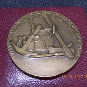 Vintage French Bronze Medal / award / coin / madallion in case.
