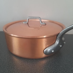 Grote, zo goed als nieuwe Franse koperen sauspan braadpan met deksel 23 cm