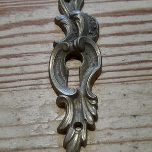 ヴィンテージのフランス製真鍮家具の装飾的なキーロックカバーのエスカッション