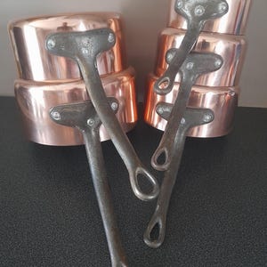 Puede incluir: Un letrero de madera rústica con el texto "Welcome to our home" en letras blancas. El letrero presenta un acabado envejecido y un diseño sencillo y acogedor, perfecto para un porche o entrada.