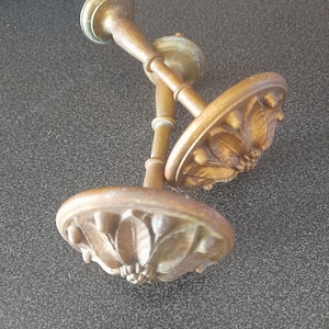 Antike französische Messingknöpfe, Gardinenhalter oder -haken
