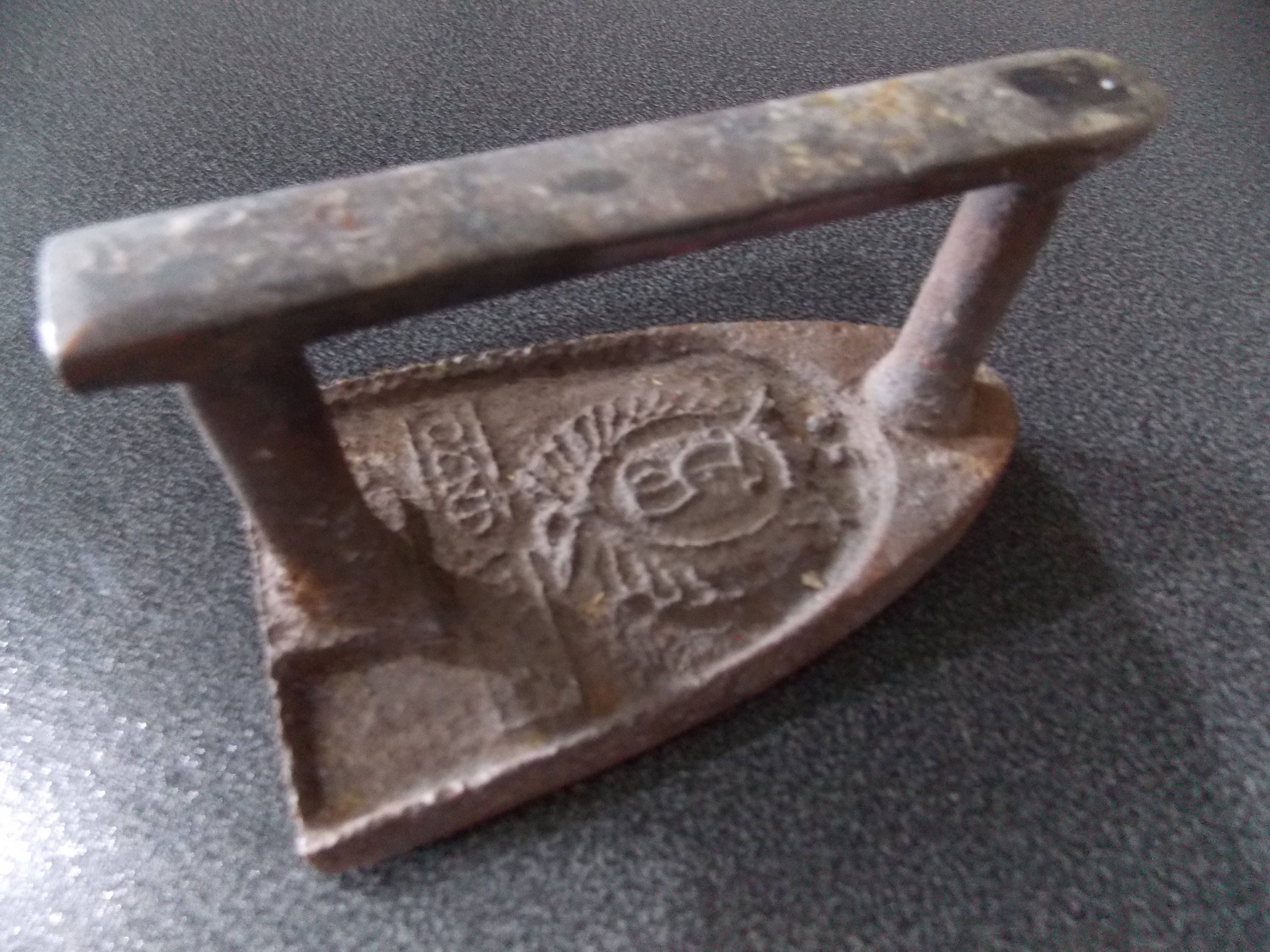Français Vintage Cast Iron Flat Iron, Sad Smoothing Collectible Weight Paper Book End