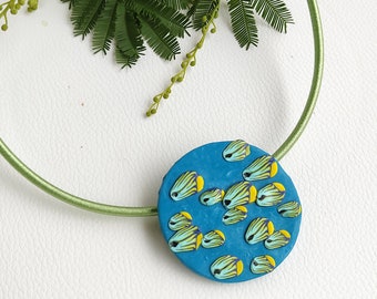 Handgemaakte polymeerklei hanger met tropische vis: kleurrijke zeesieraden