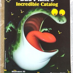 Könnte beinhalten: Ein Katalogcover mit einer Cartoon-Illustration einer grünen, weißen und roten Kreatur mit großen gelben Augen und einer langen roten Zunge. Der Titel "Bud Plant's Incredible Catalog" ist in gelbem und weißem Text gehalten. Das Cover enthält auch den Text "Illustrators 43" und "Summer 2002".