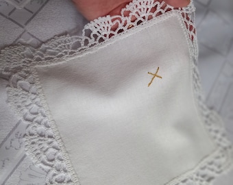 Vit dopmantel handgjord av spets med broderat kors, handgjorda doptillbehör, dopmantel av bomull och linne,