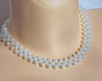 Collier en perles acryliques blanches.